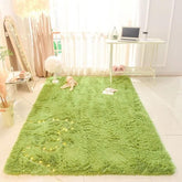 Flauschiger Teppich aus grünem Gras